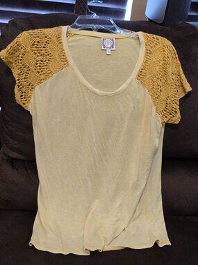 Yellow Tru Self Women's Top With Crochet Lace Shoulders Size Large